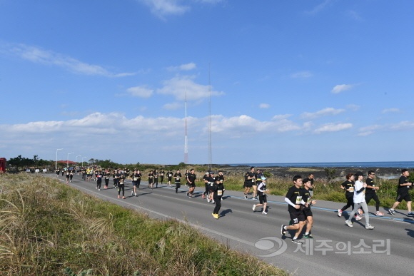 제11회 아름다운제주국제마라톤대회 참가자들이 김녕해안도로를 달리고 있다. ⓒ 제주의소리