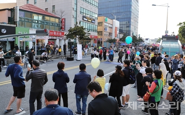20일 대한민국 문화의 달 제주의 일환으로 관덕정 앞 도로가 전면 개방됐다. ⓒ제주의소리 자료사진