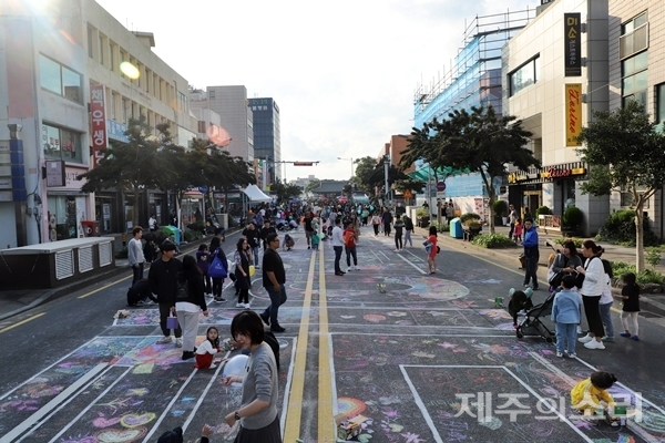 20일 대한민국 문화의 달 제주의 일환으로 관덕정 앞 도로가 전면 개방됐다. ⓒ제주의소리 자료사진