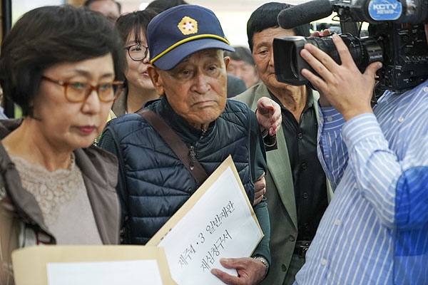 22일 제주지방법원에 4.3 당시 불법재판에 대한 재심을 청구하는 4.3생존수형인 김두황 할아버지. ⓒ제주의소리