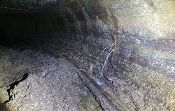 지하로 스며든 빗물은 용암층 하부의 고토양층(적색)을 따라 하천처럼 흘러가다 동굴 내부 벽면을 통해 유입되는 것으로 확인됐다.