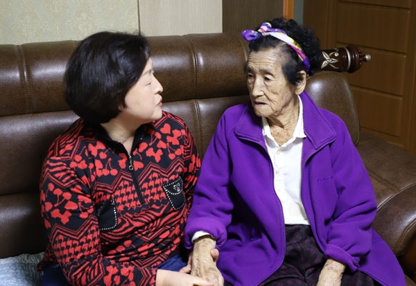 4.3생존수형인 김묘생 할머니가 자녀 정순애씨와 대화를 나누고 있다. ⓒ제주의소리