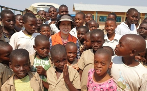 교사 생활을 마치고 은퇴한 뒤 지인들과 자금을 모아 아프라카의 작은 나라 부룬디공화국에 학교를 세우는 등 새로운 삶을 시작한 고효숙씨(62). 올해 부룬디를 찾았을 때 학생들과 만나 환하게 웃고 있다. ⓒ제주의소리/고효숙씨 제공