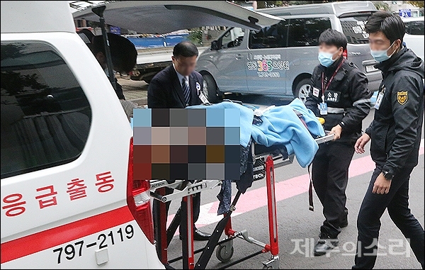 19일 오전 11시50분쯤 제주한라병원에서 대성호(29톤·통영선적) 선원 김모(61.경남 사천)씨가 심폐소생술을 받으며 응급실로 이송되고 있다.