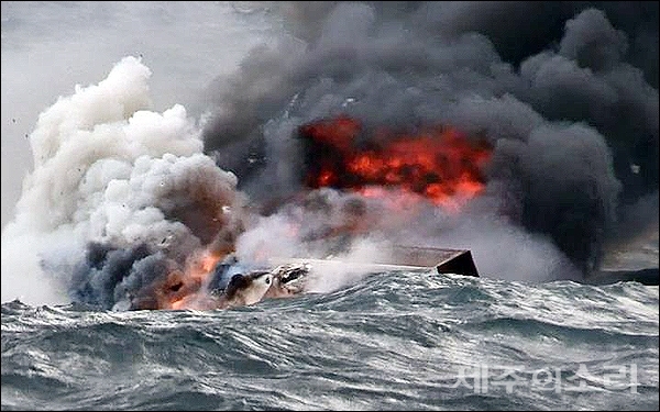 11월19일 오전 제주시 차귀도 서쪽 약 76km 해역에서 장어잡이에 나섰던 통영선적 연승어선 대성호(29톤)에서 불이나 침몰하고 있다. [사진제공-제주해양경찰서]