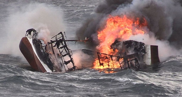 18일 제주 차귀도 인근 바다에서 화재로 침몰하는 대성호. 사진=제주해양경찰청