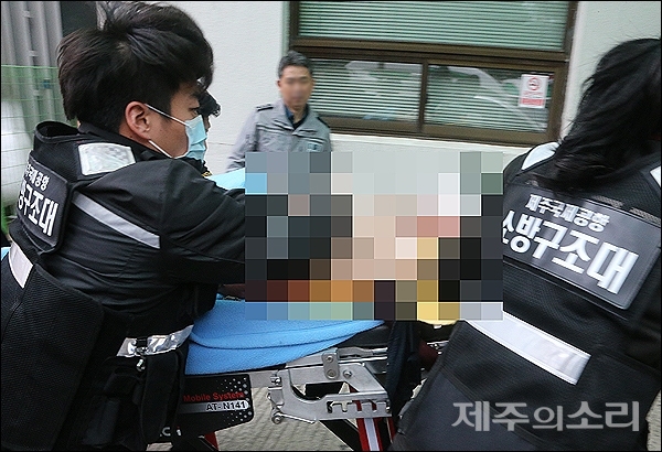 19일 오전 11시50분쯤 제주한라병원에서 대성호(29톤·통영선적) 선원 김모(61.경남 사천)씨가 심폐소생술을 받으며 응급실로 이송되고 있다.
