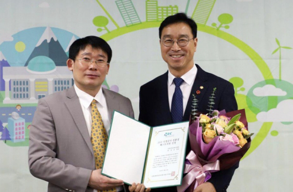 (사)한국환경정보연구센터로부터 ‘2019 국정감사 친환경 베스트의원’을 수상한 위성곤 국회의원.   ⓒ제주의소리
