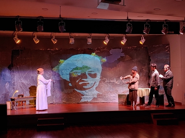 지난 6일 서귀포시 동홍아트홀에서 열린 구럼비 유랑단의 연극 '사랑 혹은 사랑법'. ⓒ제주의소리