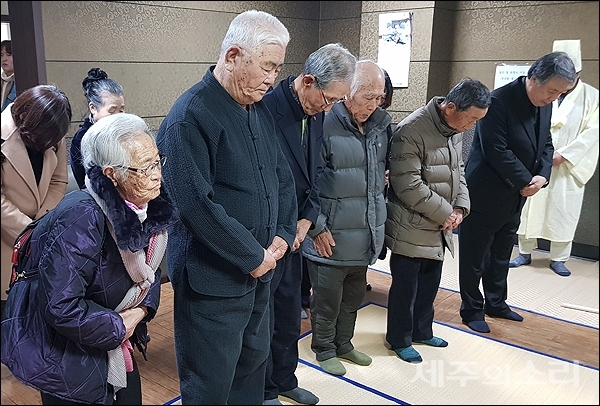 4.3생존수형인 5명이 24일 제주부민장례식장 4분향실에 마련된 생존수형인 故김순화(1933~2019) 할머니의 빈소를 찾아 마지막 인사를 나누고 있다. ⓒ제주의소리