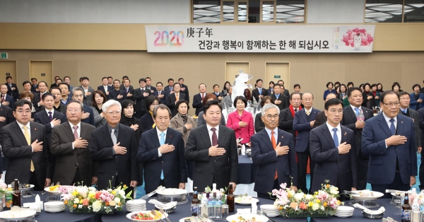 원희룡 제주지사가 경자년 새해 첫날 4.3평화공원과 서귀포시 신년인사회에 참석했다.