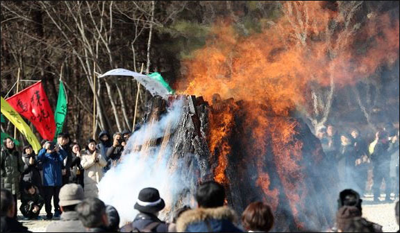 12월 28일 경북 문경 봉암사에서 거행된 적명 스님 다비식<br>