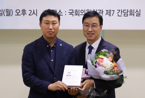 위성곤 국회의원(서귀포시)이 6일 국회의원에서 열린 한국농업경영인중앙연합회 주최 ‘제20대 국회 의정활동 대상’ 시상식에서 더불어민주당 의원들 중에서 유일하게 수상했다.ⓒ제주의소리
