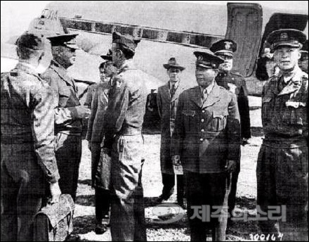 1948년 5월 5일 제주비행장에 도착한 미군정 수뇌부. ⓒ제주의소리 자료사진