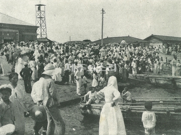 사진 4. 종선으로 산지항에 내려 제주도 땅 밟는 도민들. 처음 공개되는 사진이다. (1934년 8월 2일 마스다 촬영) 제공=고영자 ⓒ제주의소리
