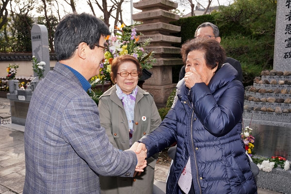 19일 일본 오사카 통국사를 찾아 4.3유족들을 위로하고 있는 이석문 제주도교육감. 사진=제주도교육청