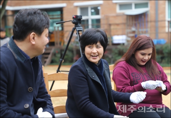 김씨 부부가 딸 유나의 장기를 기증받은 킴벌리씨와 대화하며 미소를 짓고 있다.