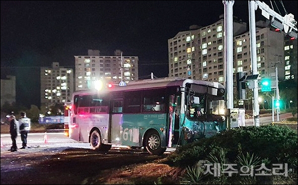 27일 밤 9시58분쯤 서귀포시 서호동 수모루사거리에서 한모(55)씨가 몰던 간선버스와 김모(50)씨가 몰던 신라호텔 통근버스가 부딪쳐 17명이 크고작은 부상을 당했다. [사진제공-서귀포소방서]