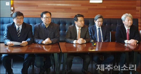 박형준 위원장과 만난 장성철 바른미래당 제주도당위원장 직무대행(가장 왼쪽).