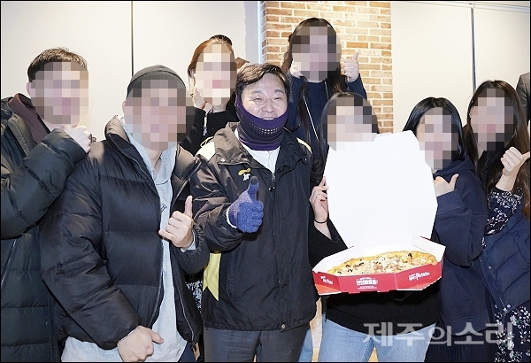 지난 1월2일 제주더큰내일센터를 방문, 피자를 선물한 원희룡 제주지사