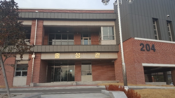 해병대가 복합교육센터 '김두찬관' 명칭을 '충성관'으로 교체했다.