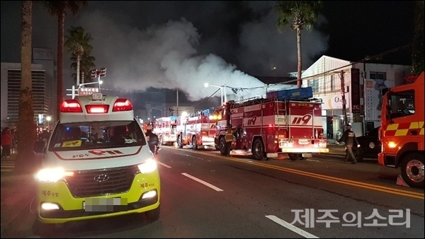 13일 오후 제주시 이도이동 남문파출소 맞은 편 3층 건물에서 화재가 발생했다. ⓒ제주의소리