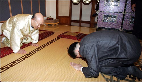 2007년 1월 2일 당시 원희룡 한나라당 의원이 전두환씨에게 새해 인사차 큰절을 올리고 있다. 출처=오마이뉴스.