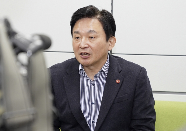 원희룡 제주지사가 18일 오전 도청 기자실을 방문, 미래통합당 최고위원 합류에 대해 발언하고 있다.
