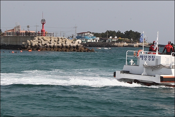 2일 오전 비양도 앞 해상에서 일부 해녀들이 제2도항선 진입을 막는 해상시위를 벌이자 해경이 안전사고를 우려해 현장을 확인하고 있다. ⓒ제주의소리 김정호 기자
