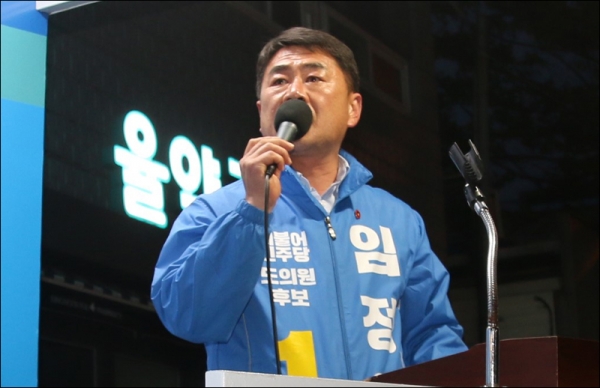 대천·중문·예래동 더불어민주당 임정은 후보가 중문동에서 유세하고 있다.