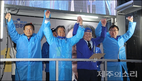 더불어민주당 ‘라떼다’ 유세단이 송재호 후보 지지에 나섰다. ⓒ제주의소리