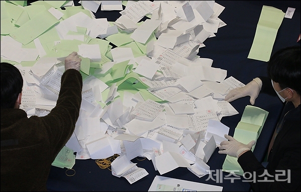 15일 오후 제주시 한라체육관에서 제21대 국회의원 선거 개표 작업이 진행되고 있다. ⓒ제주의소리