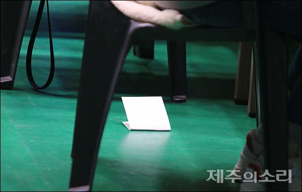 제21대 국회의원선거 개표작업이 이뤄진 15일 제주한라체육관 한 투표용지가 바닥에 떨어진 채 방치돼 있다. ⓒ제주의소리 [김정호 기자]