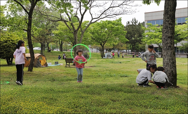 제주대학교 잔디밭에서 놀고 있는 아이들.