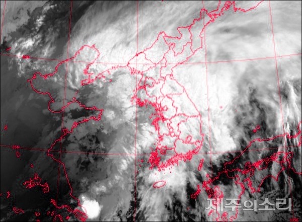 8일 오후 10시 기준 기상청 위성 영상 갈무리. 제주를 중심으로 많은 비구름이 껴 있다.
