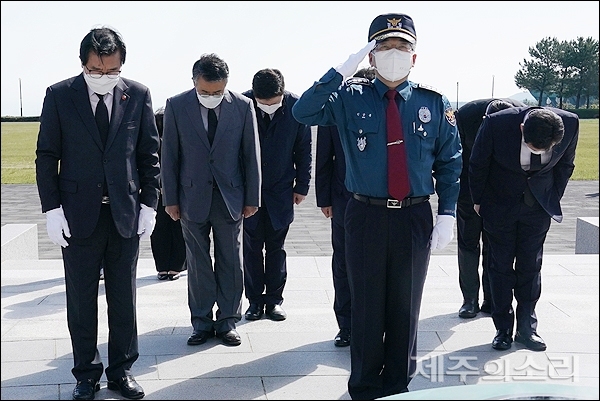 민갑룡 경찰청장이 12일 오전 9시 제주4.3평화공원을 방문해 거수 경례를 하고 희생자들의 넋을 기리고 있다.