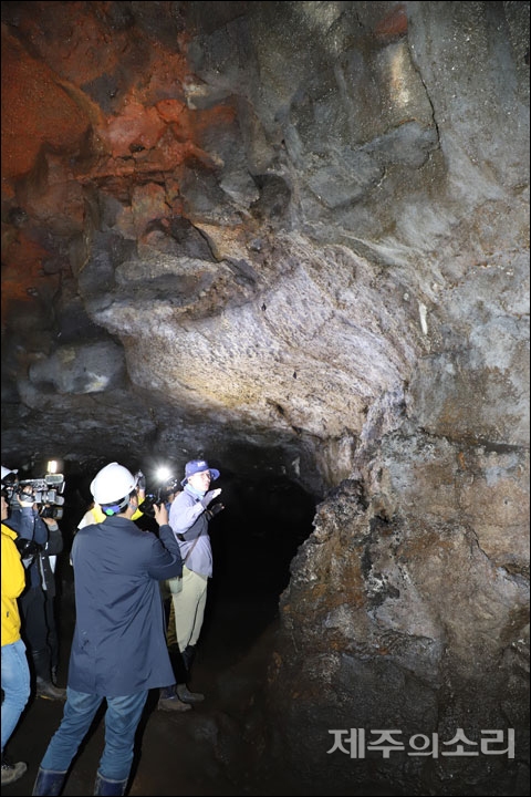 제주 제2공항 예정지 인근서 발견된 동굴 '칠낭궤' 제2공항 활주로와의 이격 거리가 250m에 불과한 곳에 위치해 있다. ⓒ제주의소리 자료사진