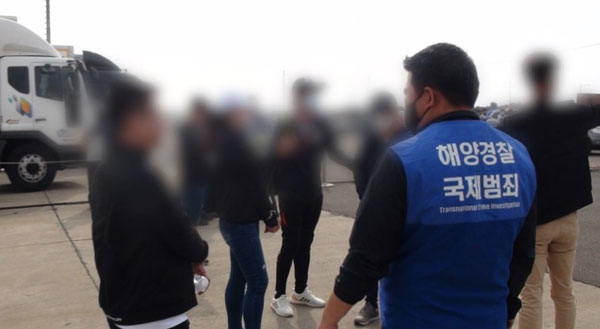 무사증으로 제주에 들어온 중국인들이 알선책을 통해 육지부로 이동하려다 붙잡힌 현장. 사진-서귀포해양경찰서