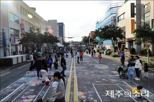 지난해 10월 열린 대한민국 문화의 달 행사에서 차량이 전면 통제돼 광장이 된 관덕정 일대 모습. ⓒ제주의소리 자료사진