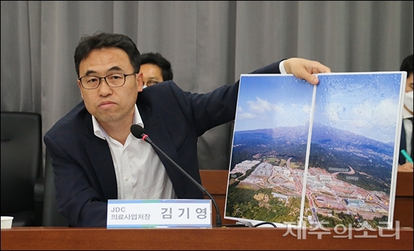 김기영 제주국제자유도시개발센터 의료사업처장이 미리 준비한 자료를 꺼내보이고 있다. ⓒ제주의소리