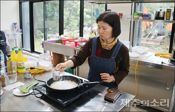 바나나잼 만들기 교육 시연중인 김순일 대표. 건강한 먹거리를 만들고 싶다고 했다. ⓒ제주의소리