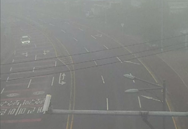 1일 오전 7시 안개가 짙게 낀 제주시 구좌읍 평대초등학교 앞 교차로 CCTV 화면.