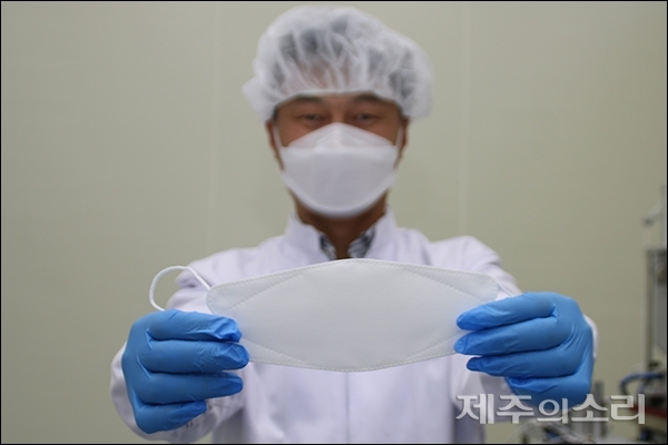 제주에서 최초로 생산을 시작한 마스크를 들어 보이는 김한상 농업회사법인 제우스 대표. ⓒ제주의소리