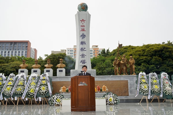 6일 오전 제주시 신산공원 내 6.25참전용사 기념탑에서 봉행된 제65주년 현충일 추념식.