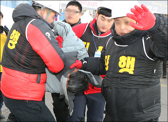 2015년 1월31일 제주해군기지 군 관사 공사장 출입구에 설치된 농성천막 등의 철거를 위해 해군이 용역진을 고용해 평화활동가들을 시위 현장 밖으로 끌어내는 모습. ⓒ제주의소리 자료사진