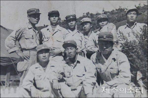 고우석 용사(사진 앞줄 오른쪽)가 군 복무를 하던 당시 사진. ⓒ제주의소리