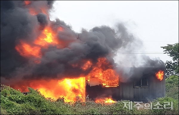 지난 18일 제주시 화북동 소재 모 타이어판매점에서 불이 나 2억3000여만원의 재산피해가 발생했다. ⓒ제주의소리