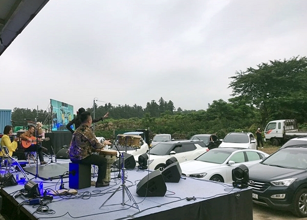 지난 5일 열린 드라이브 인 콘서트 '반하크라' 공연 모습. 관객은 차량 안에서 공연을 즐겼다. 제공=제주대중음악협회. ⓒ제주의소리
