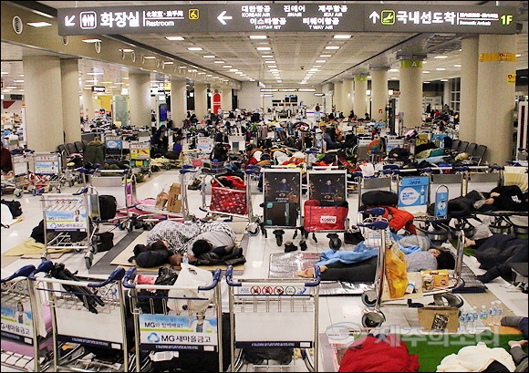 2016년 1월 폭설로 3일간 제주국제공항이 마비되면서 약 9만명의 체류객이 발생했다. 당시 약 1500명이 제주항공에서 밤을 지새우는 모습. ⓒ제주의소리 자료사진