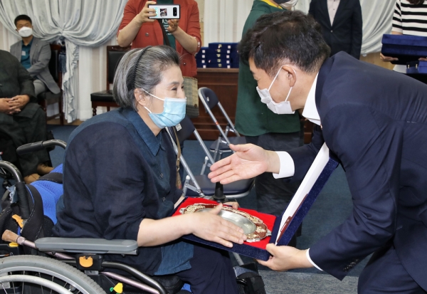 24일 오후 2시 제주도청 탐라홀에서 열린 ‘제40회 장애인의 날 기념식’에서 장애인대상과 표창을 수여하고 있는 원희룡 제주도지사. ⓒ제주의소리